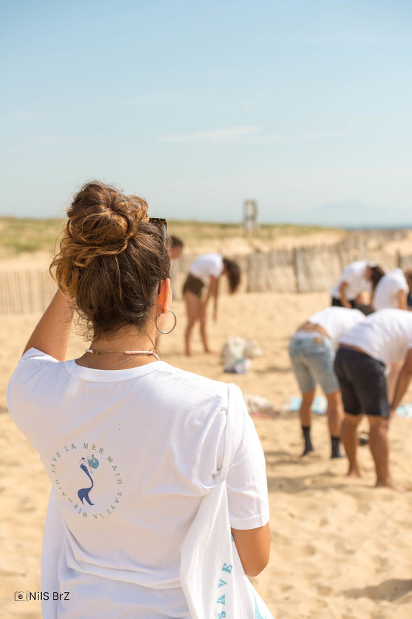 Benevole Save La Mermaid de dos sur la plage