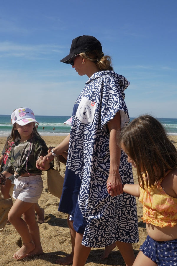 Maud Le Car et des enfants face a la mer