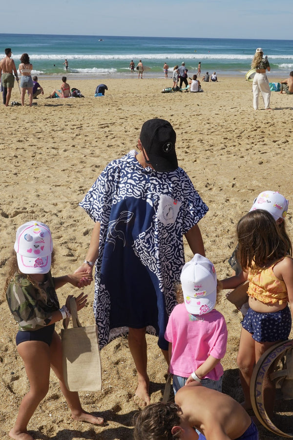 Maud Le Car et des enfants sur la plage lors d'un Mermaid Day