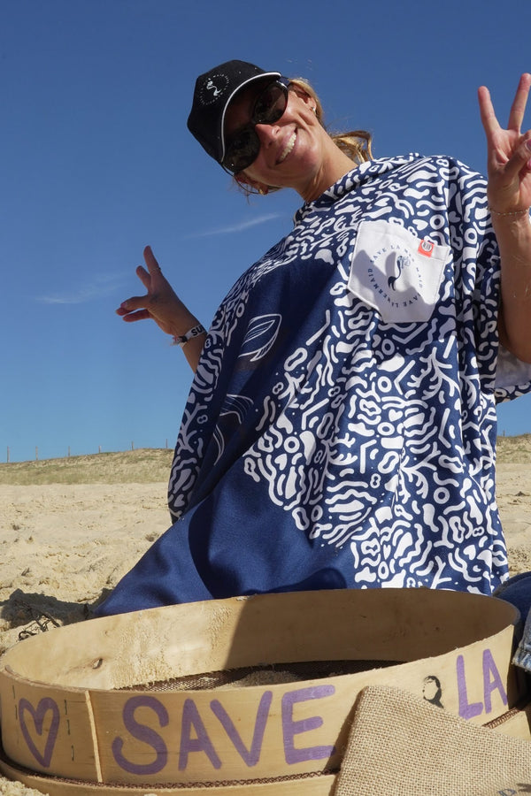 Maud Le Car en poncho Save La Mermaid sur la plage