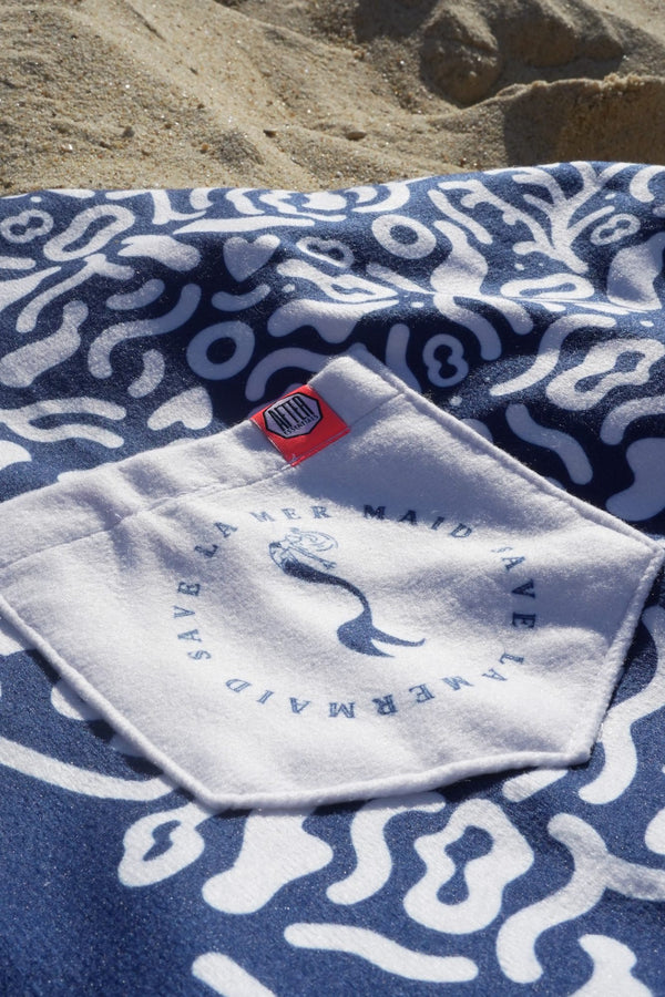 Detail de la poche et de l'etiquette du poncho Save La Mermaid