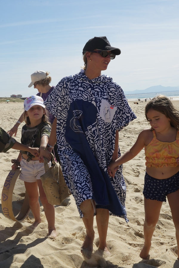 Poncho Save La Mermaid porte lors d'une marche sur la plage