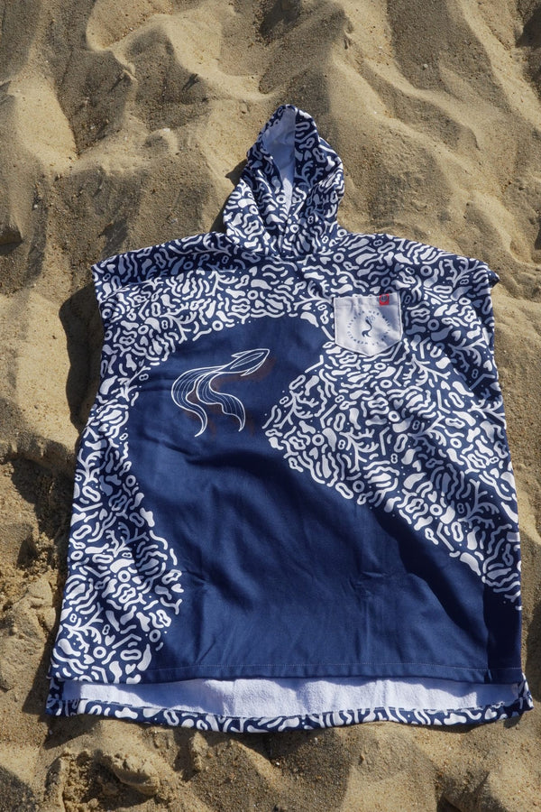 Poncho Save La Mermaid deplie sur le sable