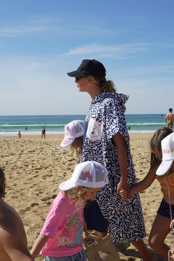 Maud Le Car en poncho Save La Mermaid sur la plage lors d'un Mermaid Day