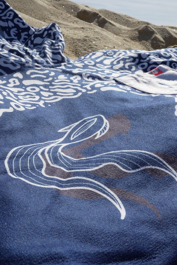 Detail du motif du poncho Save La Mermaid x After Essentials